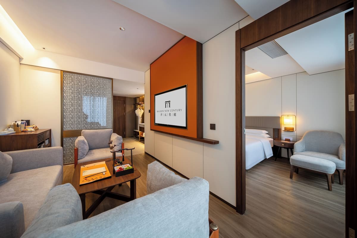 Comfort Suite | Laptop workspace, blackout drapes, soundproofing, iron/ironing board