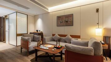 Habitación panorámica, vista a la ciudad | Espacio para trabajar con laptop, cortinas blackout y insonorización