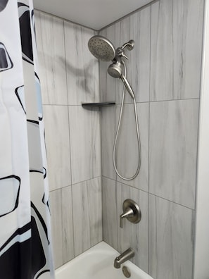 Shower, hair dryer, towels, soap - The Cozy Retreat 1.7 miles from the Naval base (North Chicago)
