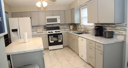 The Cozy Retreat 1.7 miles from the Naval base