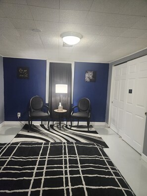 4 makuuhuonetta, työpöytä, silitysrauta/-lauta, vauvan matkasänky