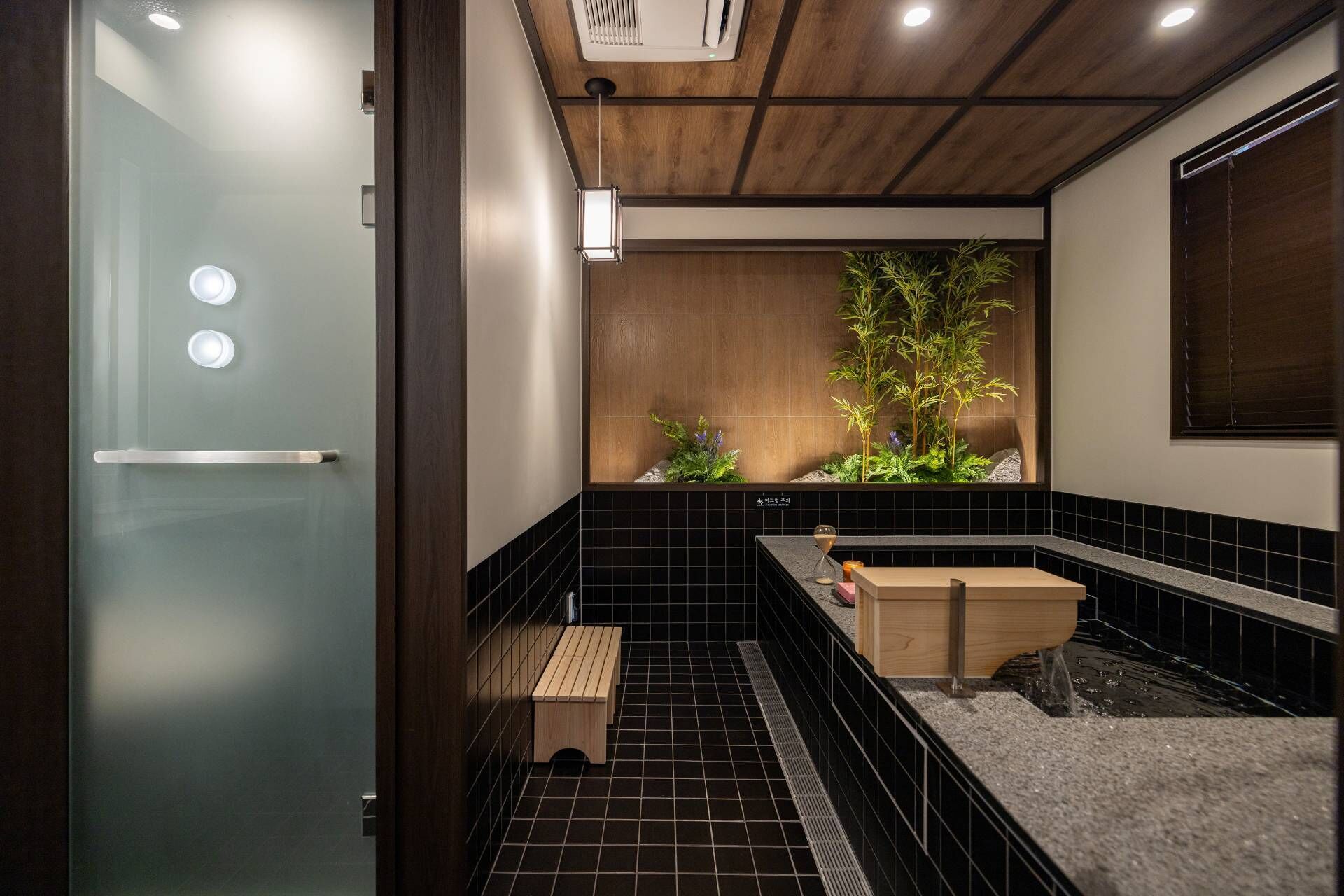 Kaica (Suite) | 각각 다른 스타일의 인테리어, 각각 다르게 가구 비치, 책상, 노트북 작업 공간