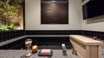 Eenvoudige tweepersoonskamer | Individueel gedecoreerd, een bureau, een laptopwerkplek, gratis wifi