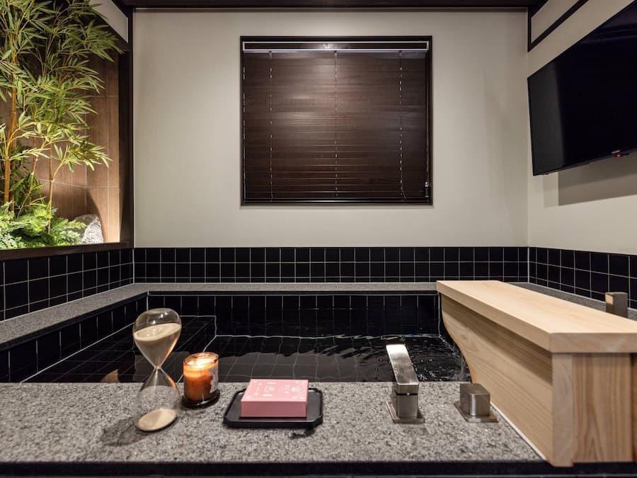 Kaica (Suite) | Individually decorated, individually furnished, desk, laptop workspace