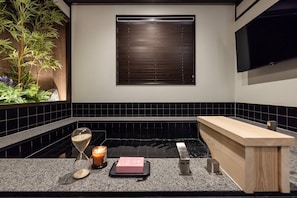 Kaica (Suite) | Decoración individual, escritorio, espacio para trabajar con un portátil