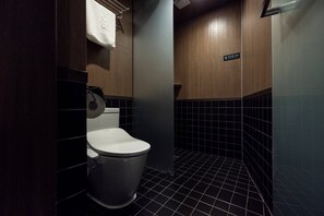 Hana (Standard) | Badkamer | Gratis toiletartikelen, een haardroger, handdoeken, shampoo