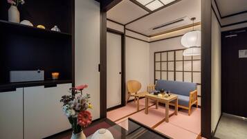 Eenvoudige tweepersoonskamer | Individueel gedecoreerd, een bureau, een laptopwerkplek, gratis wifi