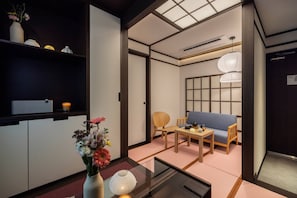 Kaica (Suite) | Decoración individual, escritorio, espacio para trabajar con un portátil