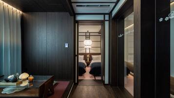 Mankai (Signature) | Individually decorated, individually furnished, desk, laptop workspace