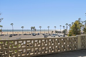 Plage, chaises longues, serviettes de plage