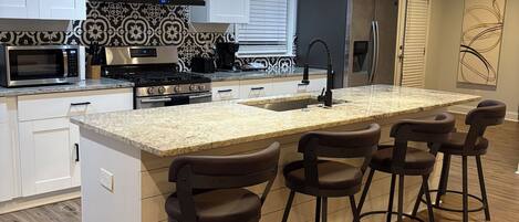 Køleskab, mikrobølgeovn, ovn, kogeplade