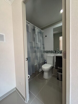 Asciugacapelli, asciugamani, sapone, carta igienica