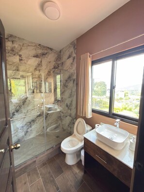 Habitación superior, vista a la montaña | Baño | Regadera, toallas, jabón, shampoo 