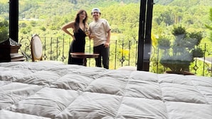 Ein Schlafzimmer mit einem großen Bett und einem Balkon mit Bergblick.
