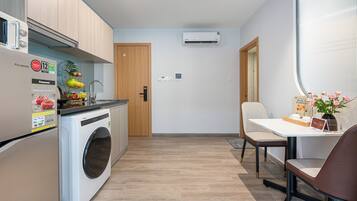 Suíte estúdio luxo, 1 cama Queen | Cozinha privada | Geladeira, micro-ondas, cooktop, talheres/pratos/utensílios de cozinha