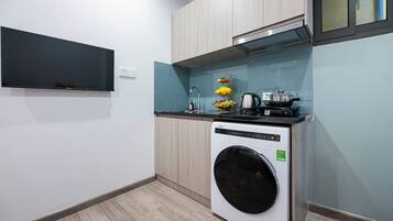 Economy Studio, 1 Queen Bed | Private kitchenette | Fridge, microwave, stovetop, cookware/dishes/utensils