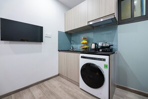 Estudio económico, 1 cama Queen size | Cocineta privada | Refrigerador, microondas, parrilla de estufa y utensilios de cocina 