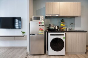 Estudi en suite Deluxe, 1 llit de matrimoni | Cuina privada | Frigorífic, microones i placa de cuina 