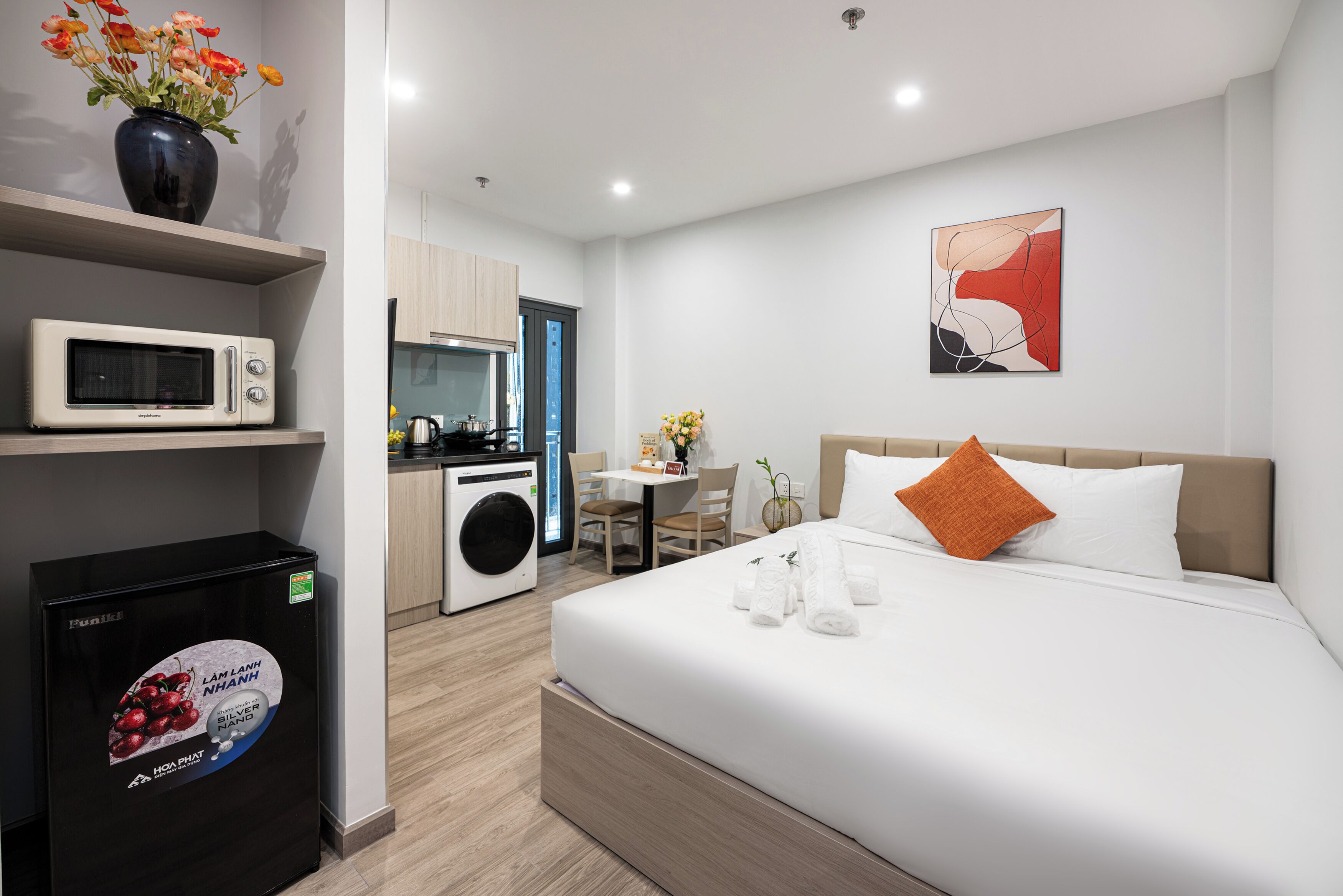 Standard Studio, 1 Queen Bed | Desk, laptop workspace, blackout drapes, soundproofing