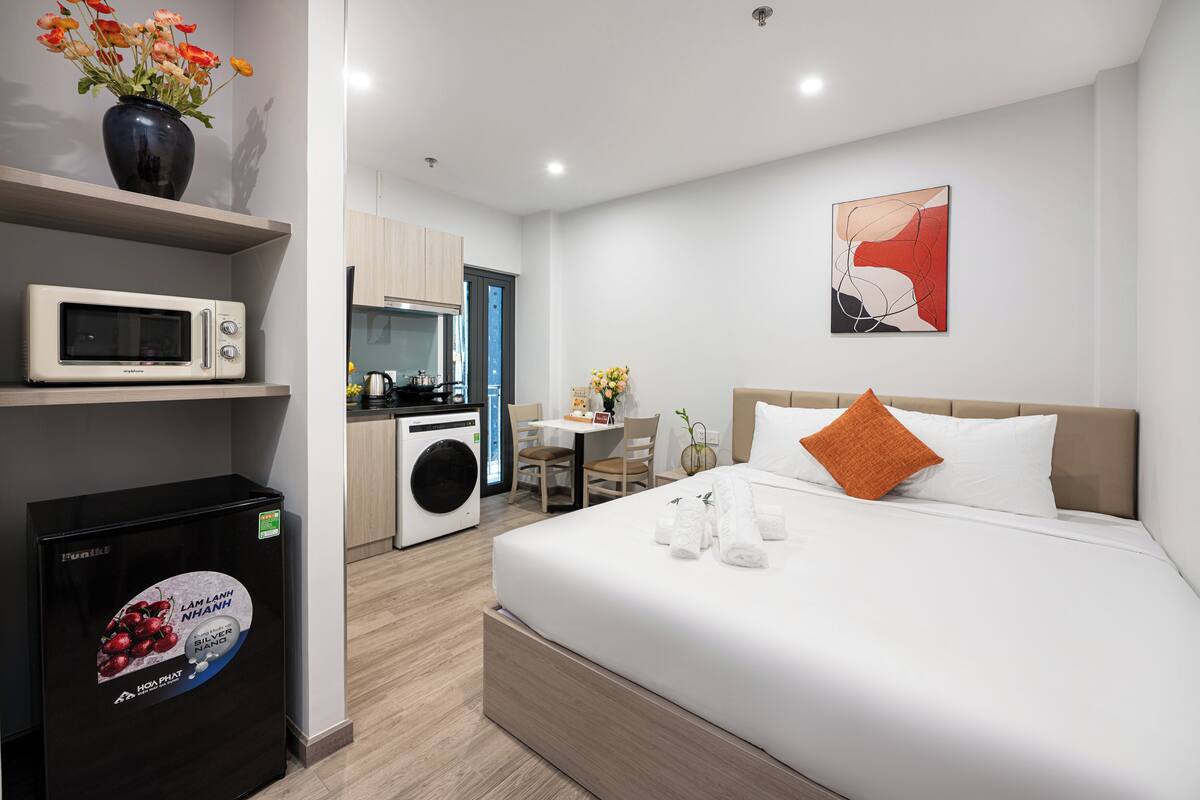 Estudio estándar, 1 cama Queen size | Escritorio, espacio para trabajar con laptop y cortinas blackout