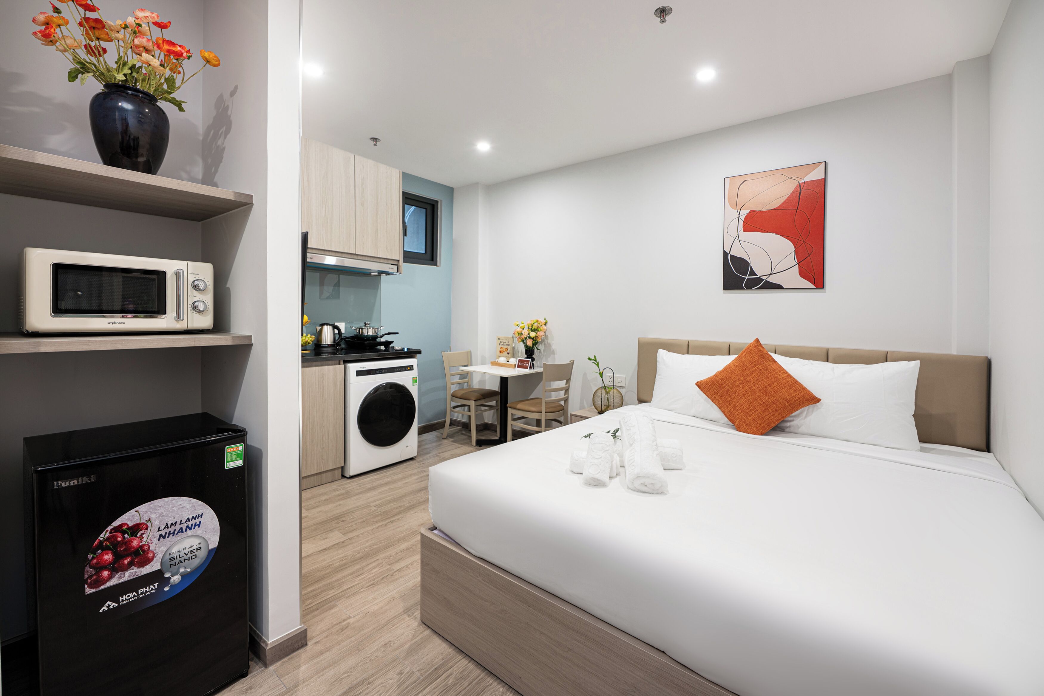 Economy Studio, 1 Queen Bed | Desk, laptop workspace, blackout drapes, soundproofing