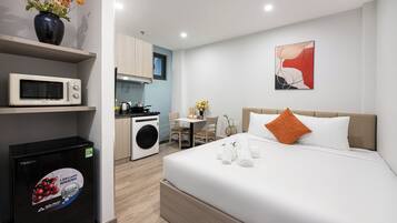 Economy Studio, 1 Queen Bed | Desk, laptop workspace, blackout drapes, soundproofing