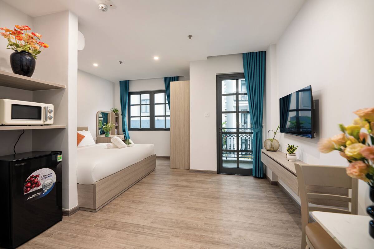 Estudio Deluxe, 1 cama Queen size | Escritorio, espacio para trabajar con laptop y cortinas blackout