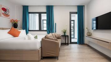 Deluxe Studio Suite, 1 Queen Bed | Balcony