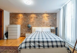 Iron/ironing board, WiFi, bed sheets - Charming 3BD Townhome at the Heart of Montreal (Montréal)