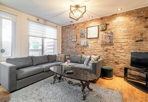 Living area - Charming 3BD Townhome at the Heart of Montreal (Montréal)