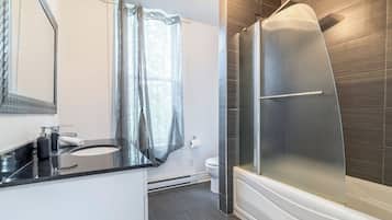 Shower, hair dryer, bidet, towels