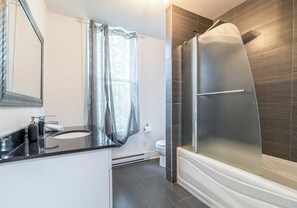 Douche, séchoir à cheveux, bidet, serviettes fournies