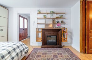 Iron/ironing board, WiFi, bed sheets - Charming 3BD Townhome at the Heart of Montreal (Montréal)