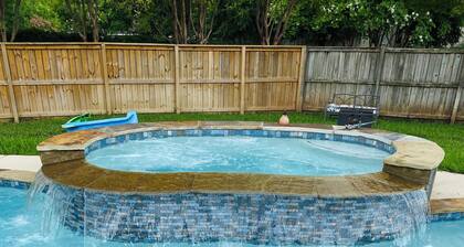 3-miles from campus! 4BR2BA Home with Pool, Hot Tub & Outdoor Patio.