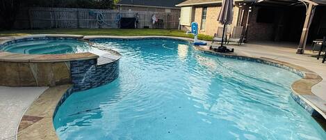 حمّام سباحة خارجي، حمّام سباحة مُدفَّأ