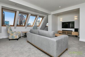 TV - QV Stays Elegant City Apartment on the Square (Auckland)