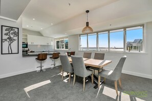 Dining - QV Stays Elegant City Apartment on the Square (Auckland)