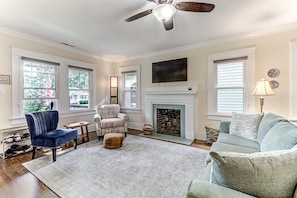 TV - Nest on Nun - Walk to Cargo District (Wilmington)