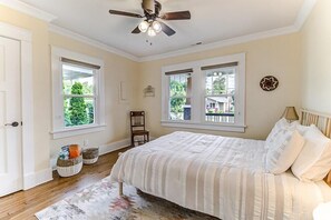 3 bedrooms, Internet, bed sheets - Nest on Nun - Walk to Cargo District (Wilmington)