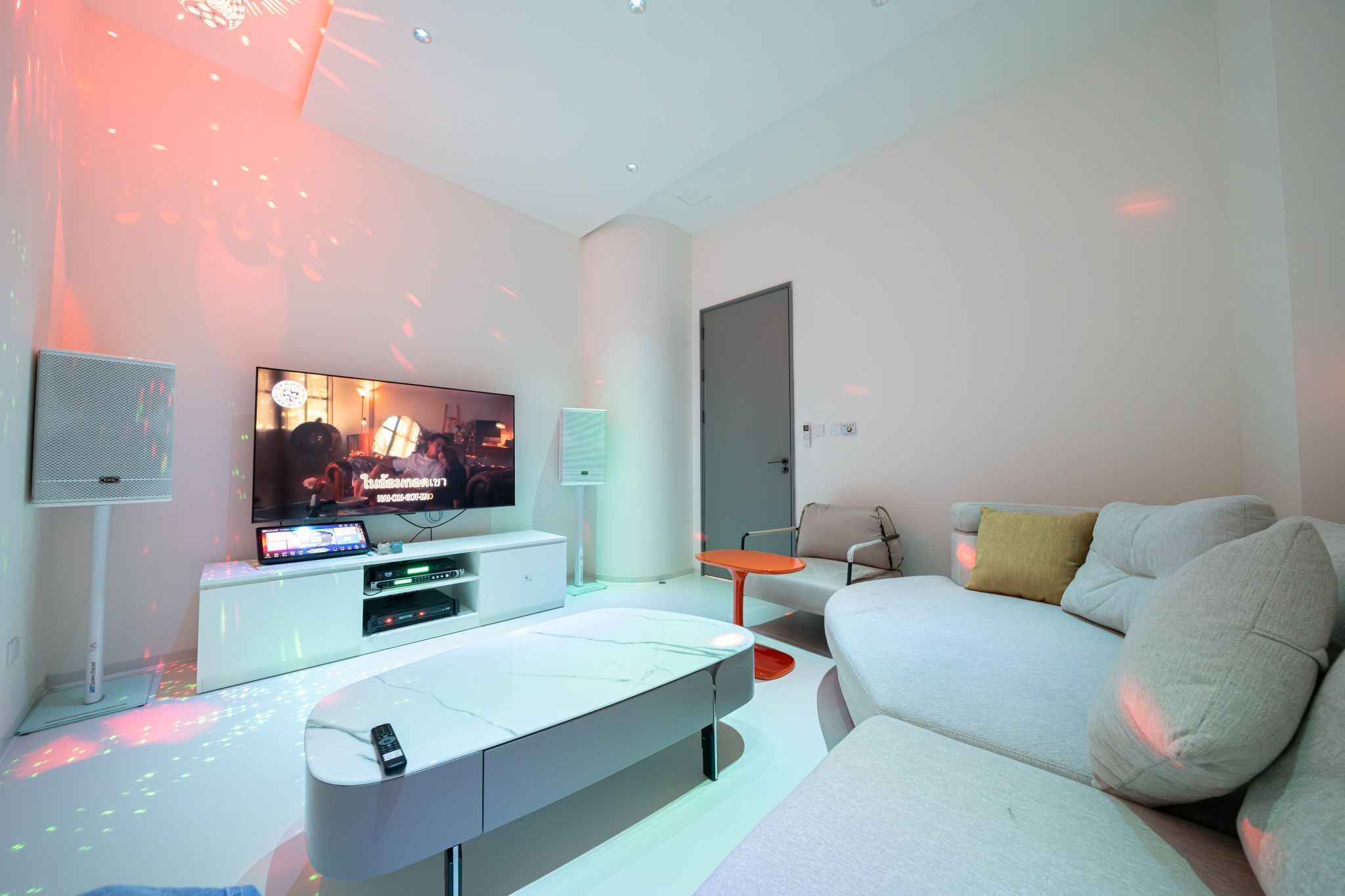 Villa, piscina privada, en la zona del patio | Zona de estar | Smart TV de 55 pulgadas con canales digitales