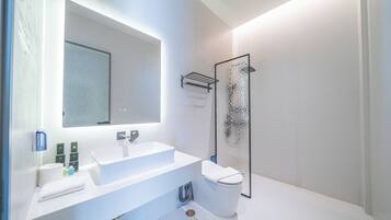 Villa | Bathroom | Shower, rainfall showerhead, free toiletries, hair dryer