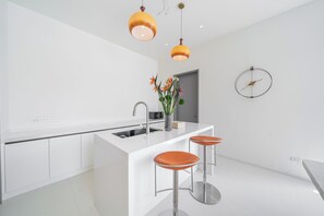 Villa, piscina privada, en la zona del patio | Cocina privada | Frigorífico, microondas, placa de cocina y plancha