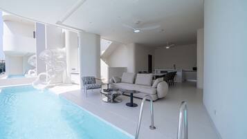 Villa, piscina privada, en la zona del patio | Decoración individual, mobiliario individual, cortinas opacas