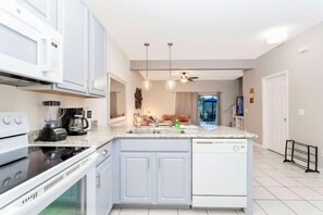 Room - Relaxing 3 Bedroom Home Near Disney 4564 (Kissimmee)