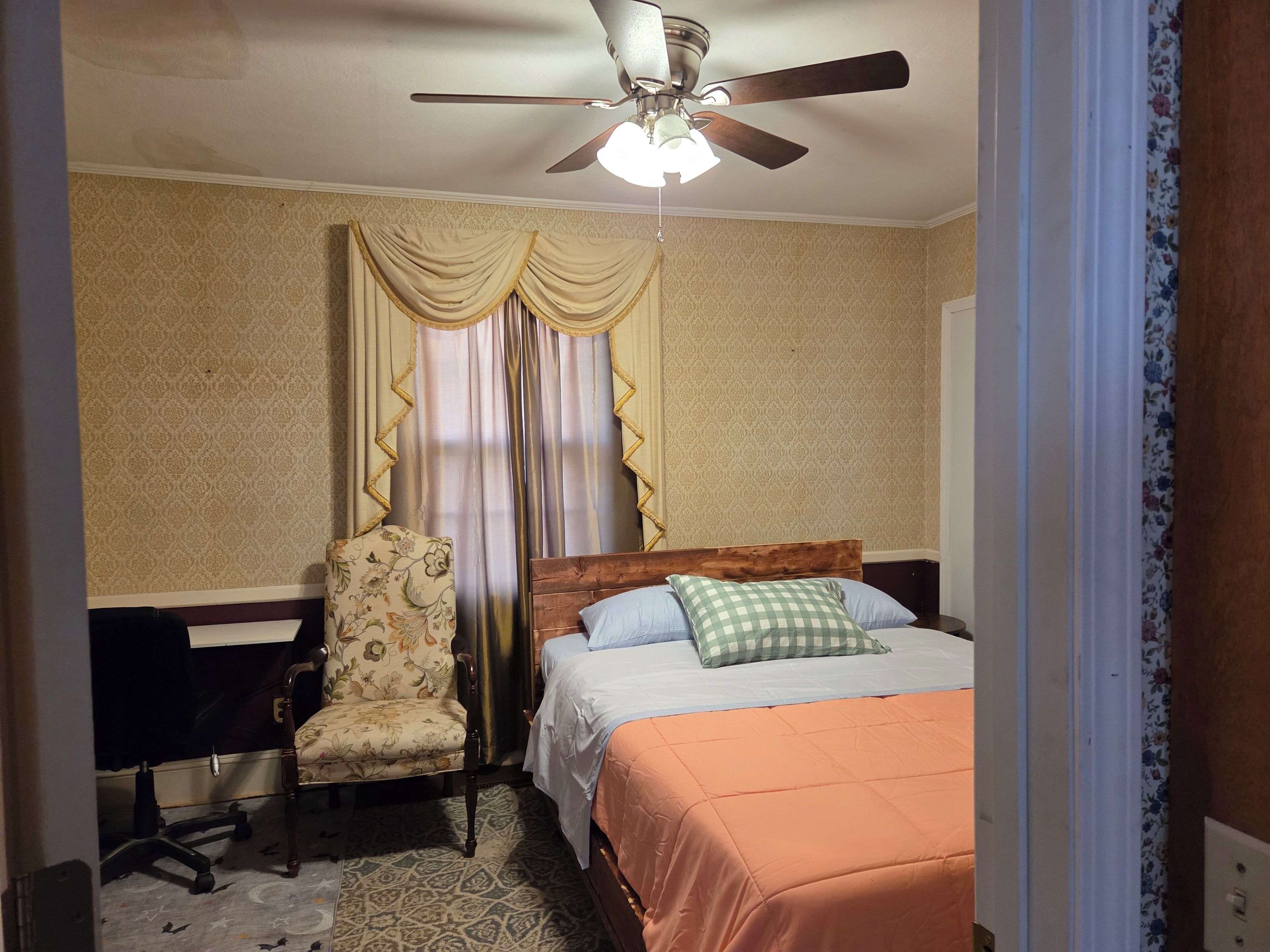 Rom – basic, 1 queensize-seng, ikke-røyk, byutsikt | Individuelt innredet, skrivebord og skrivebord for bærbar PC