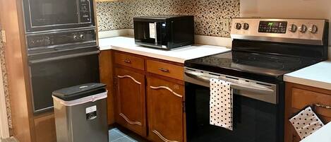 Elite Single Room, Non Smoking, City View | Private kitchen | Fridge, microwave, oven, stovetop