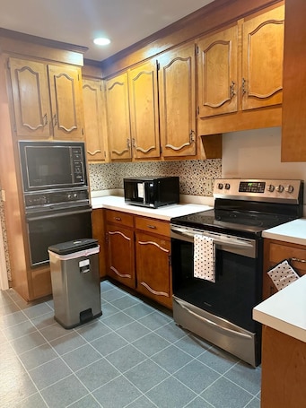 Elite Single Room, Non Smoking, City View | Private kitchen | Fridge, microwave, oven, stovetop