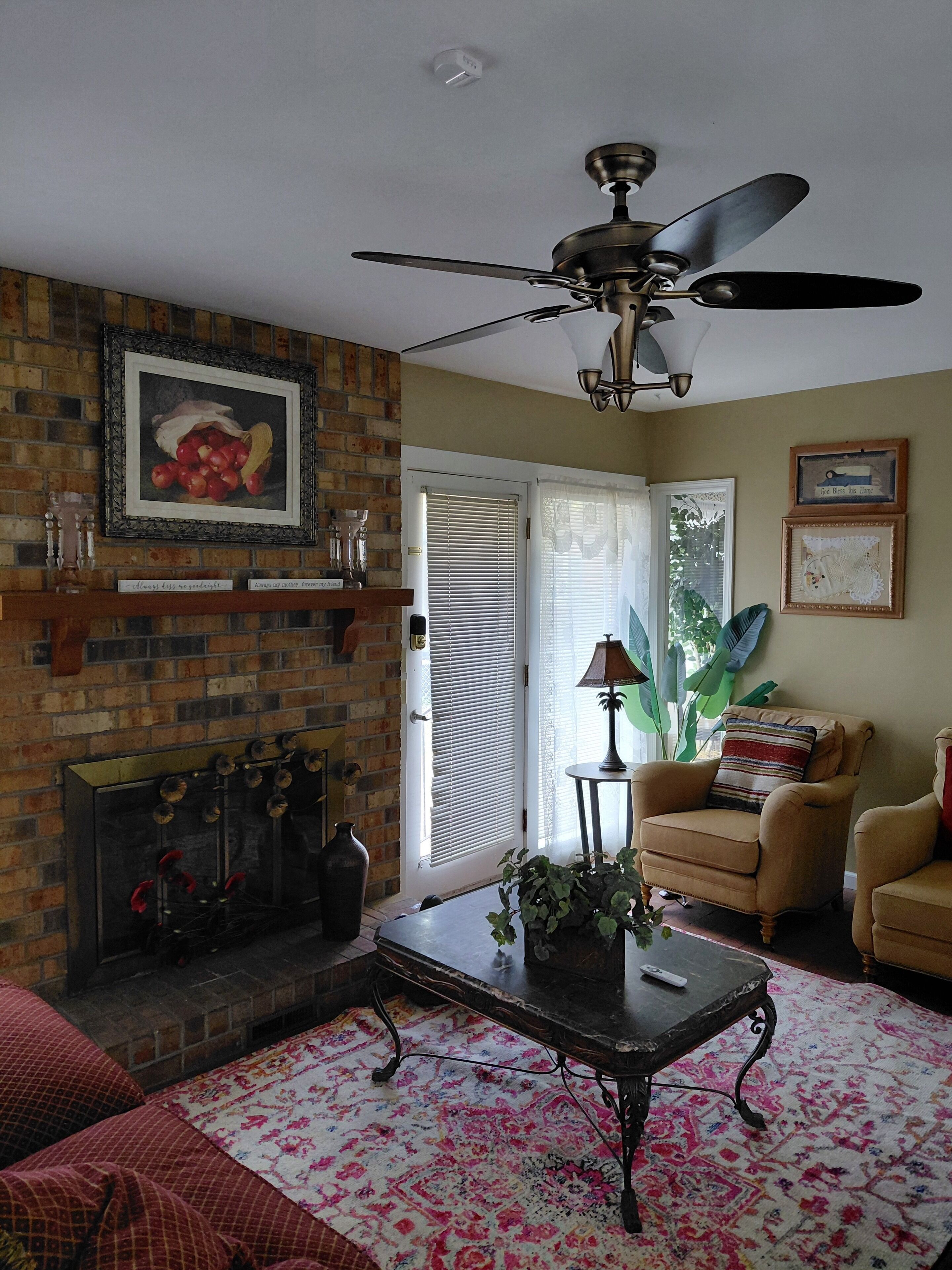 Smart TV 75-inci dengan saluran TV kabel