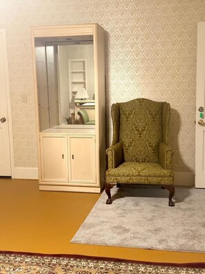 Individually furnished, desk, laptop workspace, free WiFi