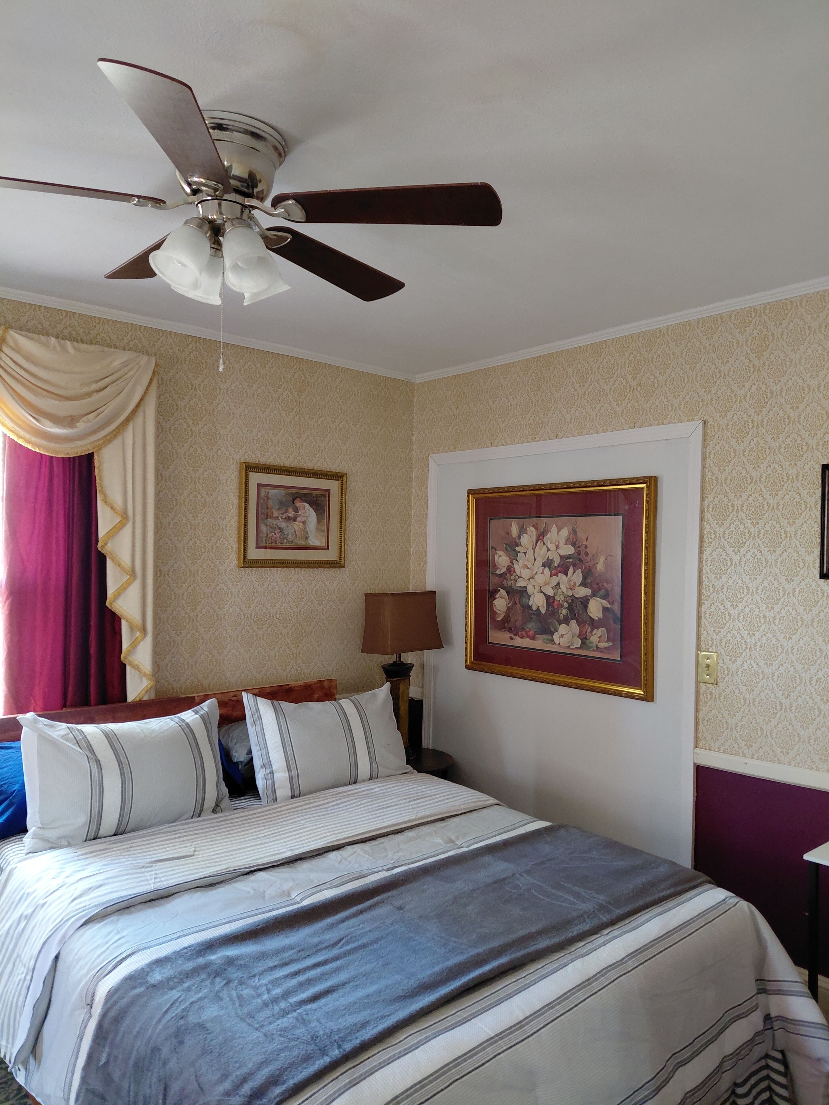 Muebles diferentes, escritorio y espacio para trabajar con laptop 